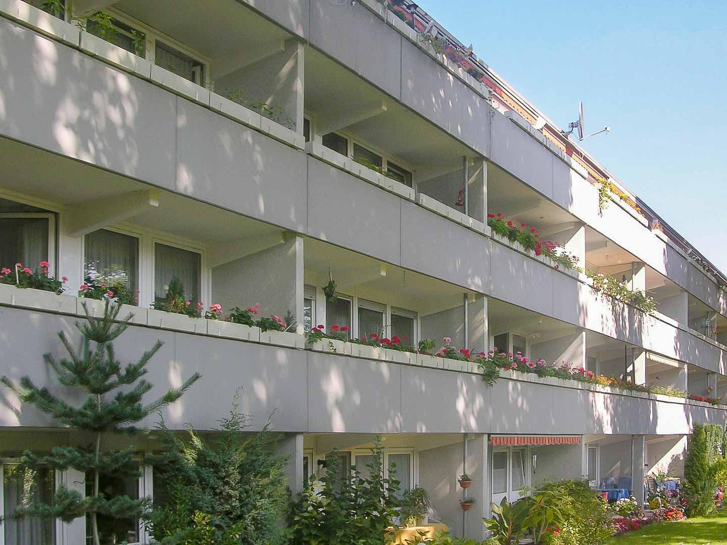 Wohnanlage mit 11 Balkonen Balkonanlage eines Wohngebäudes von außen.